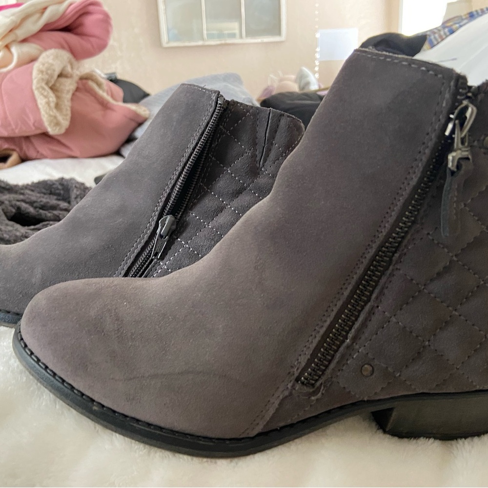 Earth Origins Collette Cheryl Ankle Boots, Grey suede Like New